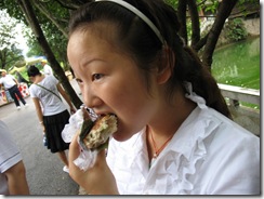 偷拍媳妇吃东西