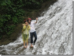 合影在一个据说是第一个能爬的瀑布